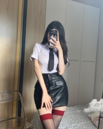 姍姍  168.D+.52.24歲  「有事秘書幹，沒事幹秘書」，白襯衫、黑皮裙再配上絲襪和高跟